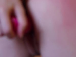 Девка с плоской грудью засовывает в себя красный дилдо