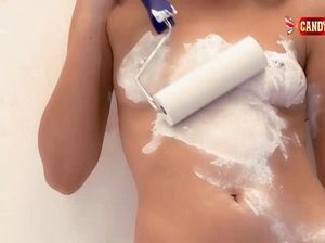 Русская стриптизерша измазалась краской во время эротического шоу