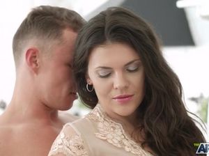 Услужливый мужик лижет анус и пизденку любовнице