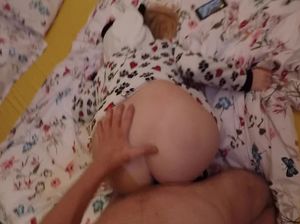 Крошка в смешной пижаме занимается сексом с приятелем в спальне