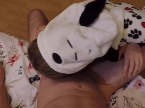Крошка в смешной пижаме занимается сексом с приятелем в спальне