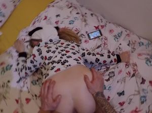 Крошка в смешной пижаме занимается сексом с приятелем в спальне