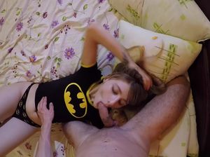 Юная сучка в гольфах сосет член и ебется в бритую пизду