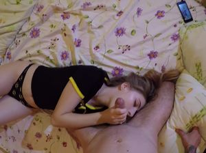 Юная сучка в гольфах сосет член и ебется в бритую пизду