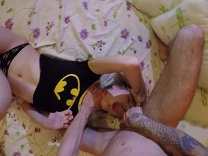 Юная сучка в гольфах сосет член и ебется в бритую пизду