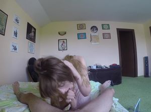 Парень получает отсос и присовывает хуй в пиздень крошки