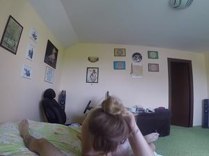 Парень получает отсос и присовывает хуй в пиздень крошки