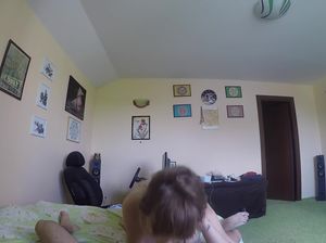 Парень получает отсос и присовывает хуй в пиздень крошки