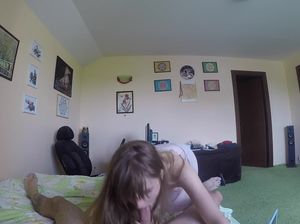 Парень получает отсос и присовывает хуй в пиздень крошки