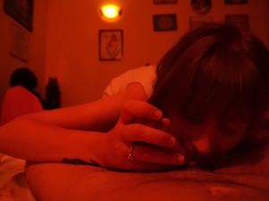 Лапочка на кровати устроила романтический разврат для своего любовника