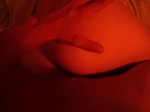 Лапочка на кровати устроила романтический разврат для своего любовника