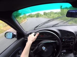 Озабоченный кобель подвез и трахнул очкастую попутчицу в машине