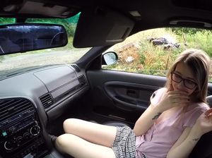 Озабоченный кобель подвез и трахнул очкастую попутчицу в машине