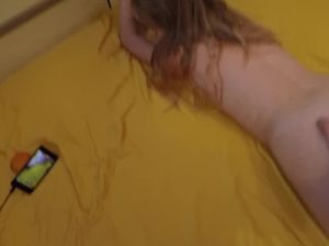 Румынский самец шлепает сучку по попке и жахает ее