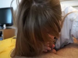 От первого лица получает минет от классной молодой брюнеточки