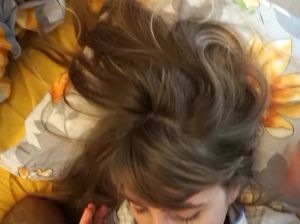 От первого лица получает минет от классной молодой брюнеточки