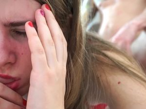 Девушка в чулках и в красном нижнем белье соблазнила на секс пацана