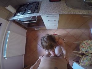 Парень на диване долбит в письку свою красивую молодую сожительницу