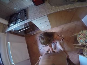 Парень на диване долбит в письку свою красивую молодую сожительницу