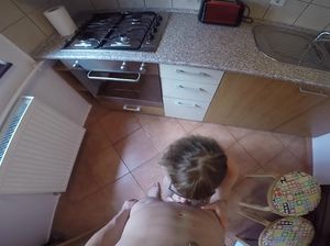 Парень на диване долбит в письку свою красивую молодую сожительницу