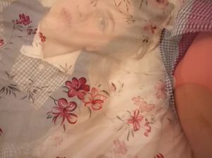 На кровати зрелый мужик кончил в пизду молоденькой сучки