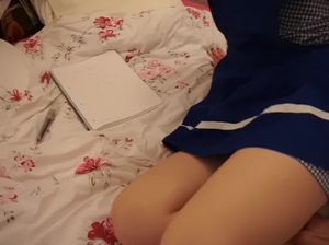 На кровати зрелый мужик кончил в пизду молоденькой сучки