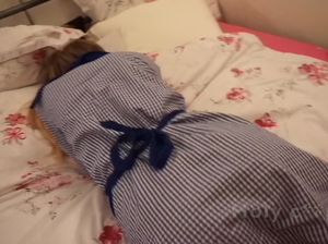 На кровати зрелый мужик кончил в пизду молоденькой сучки