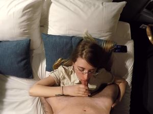 Парень трахнул домашнюю подружку в рот и обкончал ей очки камшотом