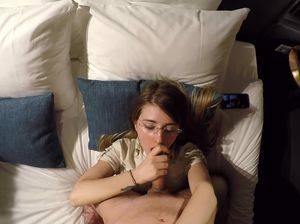 Парень трахнул домашнюю подружку в рот и обкончал ей очки камшотом