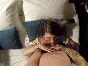 Парень трахнул домашнюю подружку в рот и обкончал ей очки камшотом