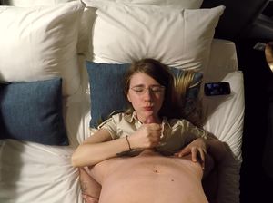 Парень трахнул домашнюю подружку в рот и обкончал ей очки камшотом