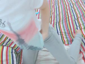 18-летняя стерва насаживает влагалище на красный дилдо