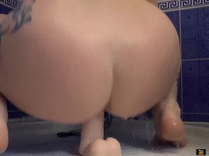 Роскошная хохлушка трахает резиновым членом свою дырку в ванной