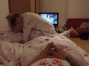 Девушка с плоской грудью занимается сексом со своим отчимом на кровати