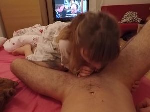 Девушка с плоской грудью занимается сексом со своим отчимом на кровати