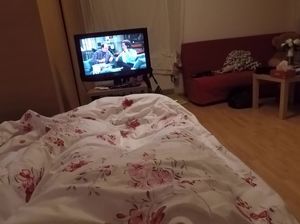 Девушка с плоской грудью занимается сексом со своим отчимом на кровати