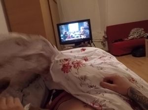 Девушка с плоской грудью занимается сексом со своим отчимом на кровати