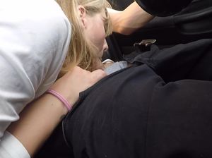 Экстремальная телка сделала минет в машине своему партнеру