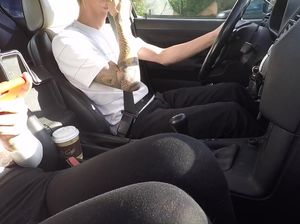 Экстремальная телка сделала минет в машине своему партнеру