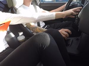 Экстремальная телка сделала минет в машине своему партнеру