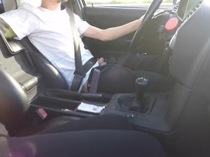 Экстремальная телка сделала минет в машине своему партнеру