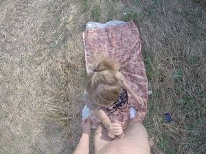 Румынская парочка шпилится посреди скошенного поля