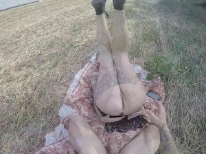 Румынская парочка шпилится посреди скошенного поля