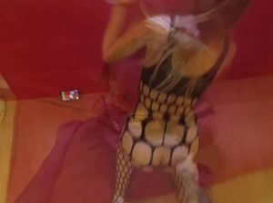 Парень трахнул шлюховатую румынку в чулках дома на диване