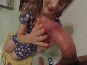 Послушная юная куколка самозабвенно строчит минет в туалете от 1 лица