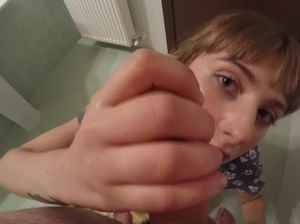 Послушная юная куколка самозабвенно строчит минет в туалете от 1 лица