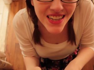 Юная дева в очках делает минет от первого лица