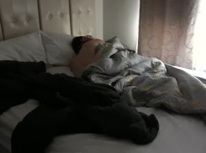 Очкастая девка сделала утренний сюрприз парню и отсосала у него