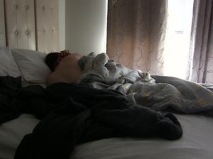 Очкастая девка сделала утренний сюрприз парню и отсосала у него