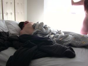 Очкастая девка сделала утренний сюрприз парню и отсосала у него